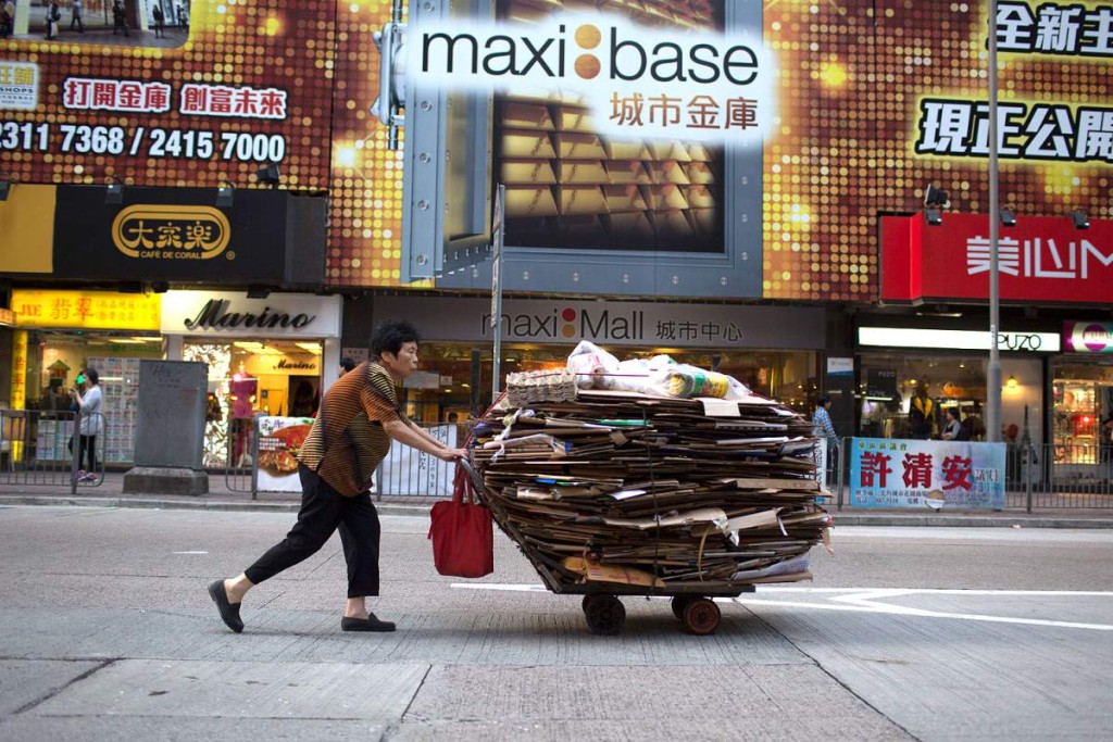 hong_kong_poor_ladies-pushing-recyclables