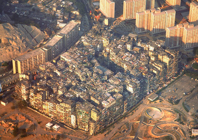 Kowloon Walled City 九龍城寨 - Photos - 80年代-清拆前之黃昏景色.jpg