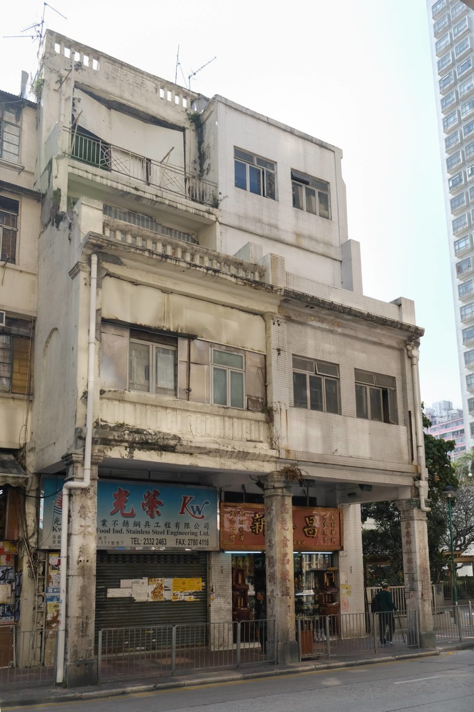 The “Disappearing” Buildings in Hong Kong (VI) — 92-year-old Chinese Tenement Stays Sturdy After Truck Crash