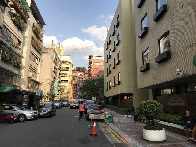 Daan - No. XX, Lane 300, Section 4, Ren'ai Road, Da’an District, Taipei City, Taiwan 106 01