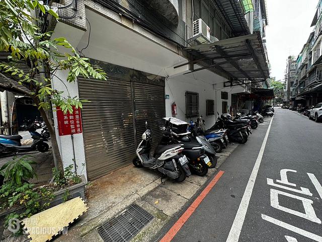 Sanchong - X Lane 125, Yongfu Street, Sanchong, Taipei 01