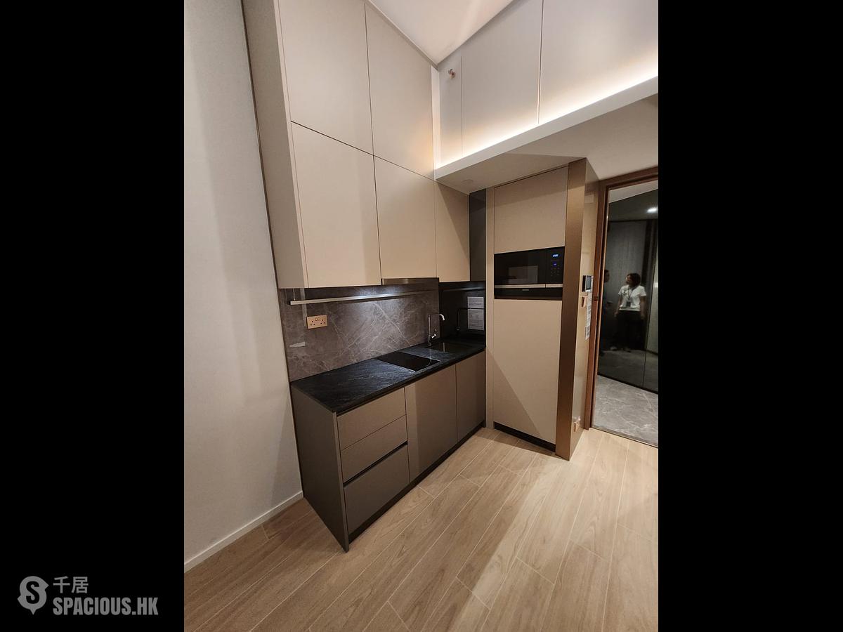 Sai Ying Pun - Des Voeux W Residence 01