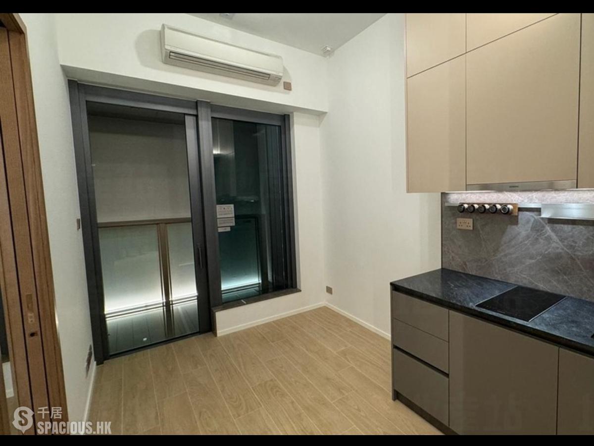 Sai Ying Pun - Des Voeux W Residence 01