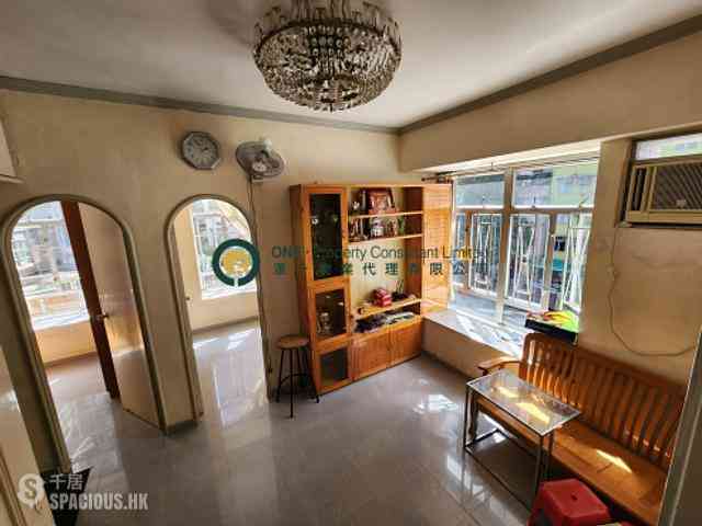 Sai Ying Pun - Hoi Sing Building Block 1 01