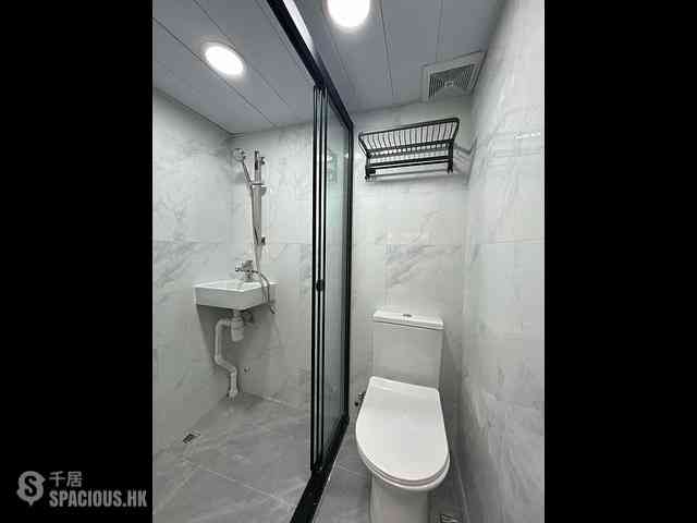 Mong Kok - Yuen King Building 04