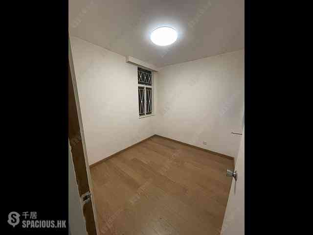 Tsuen Wan - Luk Yeung Sun Chuen Block K 04