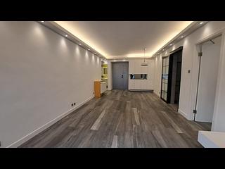 Mid Levels Central - Elegant Terrace 02