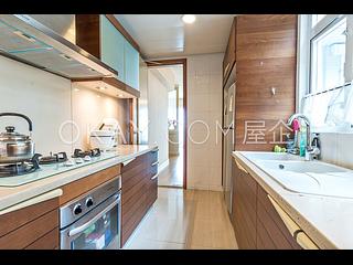 Pok Fu Lam - Villas Sorrento 07