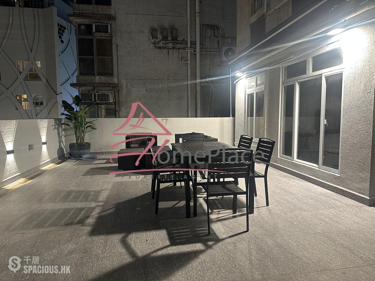 Wan Chai - Man On House 01