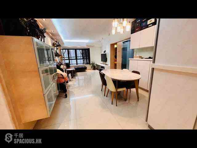 Mid Levels Central - Elegant Terrace 01