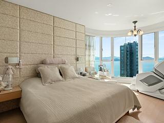 Pok Fu Lam - Villas Sorrento 08