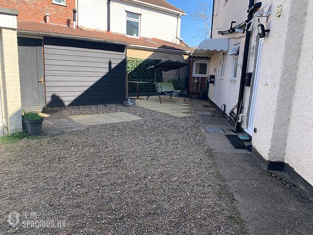 Slough - 7D Salt Hill Drive 04