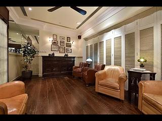 Mid Levels Central - Queen's Garden 16