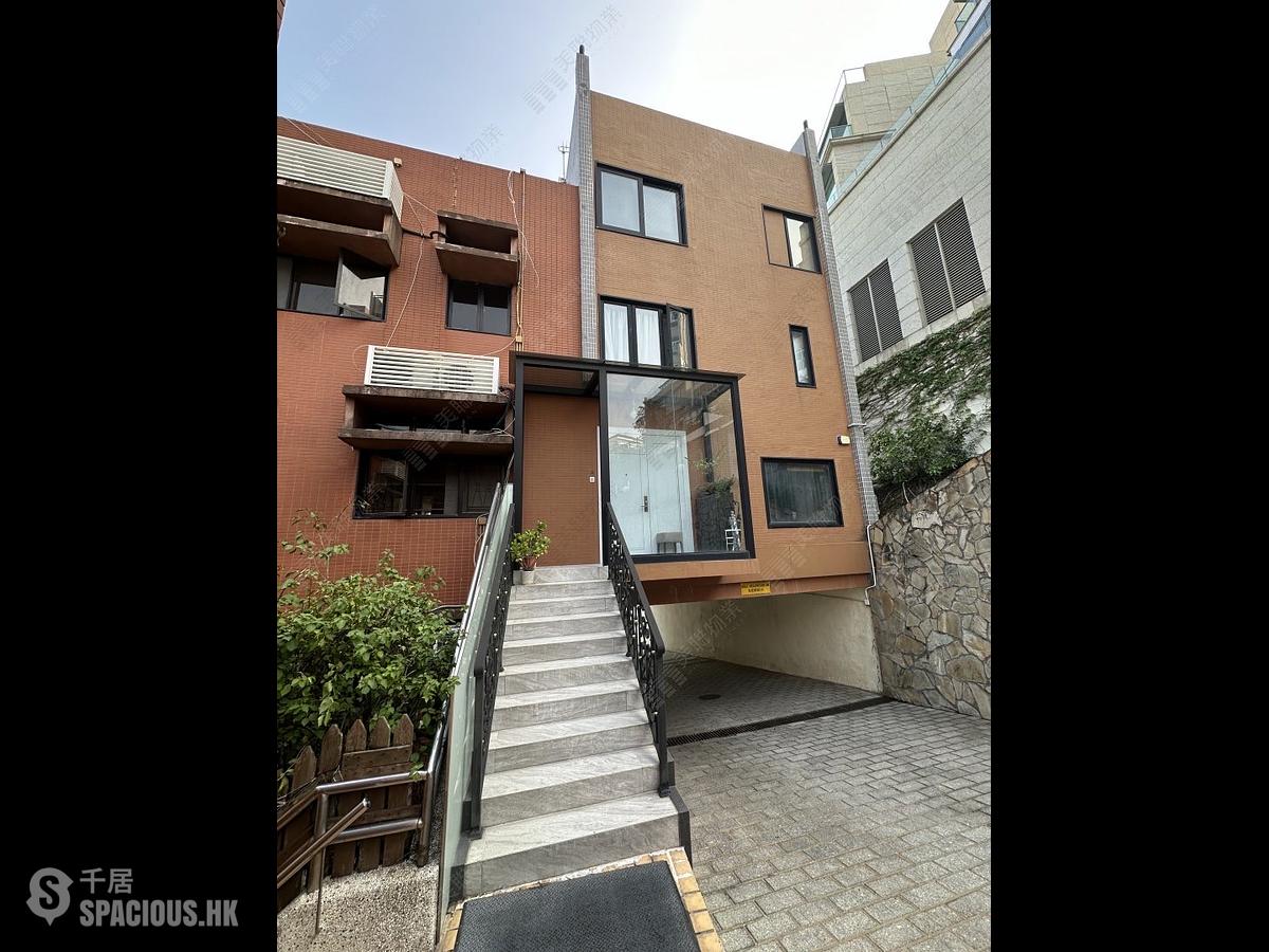 Chung Hom Kok - Pinewaver Villas 01