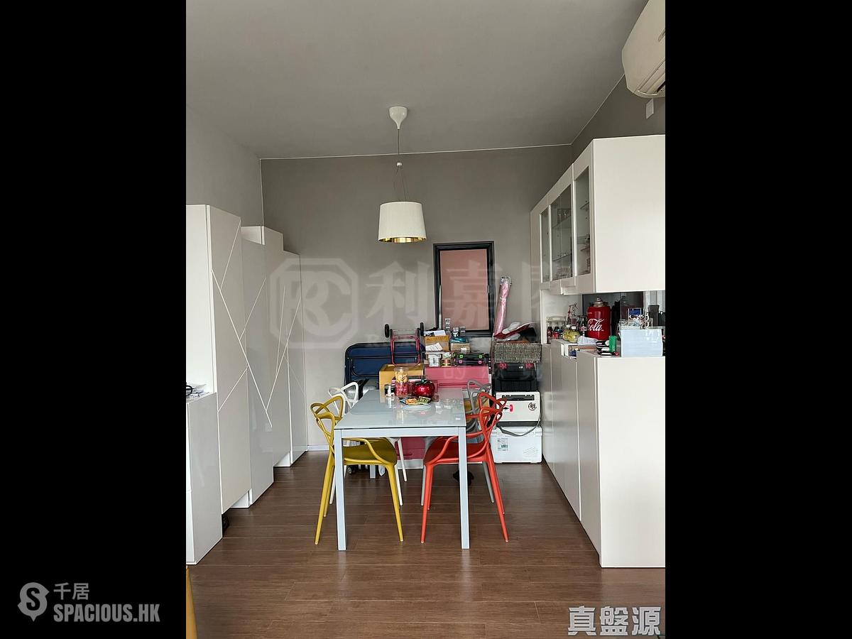 Fortress Hill - Le Sommet Block 2 01