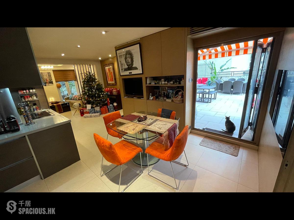 Sai Ying Pun - Golden Phoenix Court 01