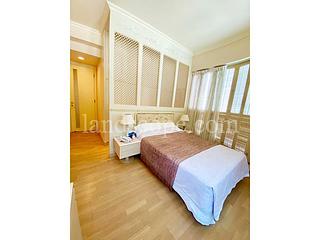 Pok Fu Lam - Villas Sorrento 08