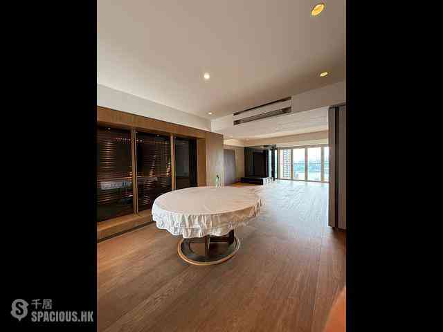 Braemar Hill - Hanking Court 01