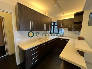 Mid Levels Central - Elegant Terrace 04