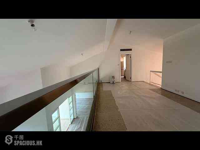 The Peak - Strawberry Hill 01