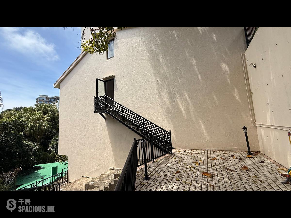 The Peak - Strawberry Hill 01