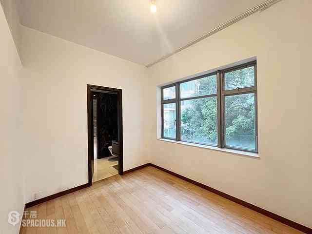 Mid Levels Central - Eva Court 04