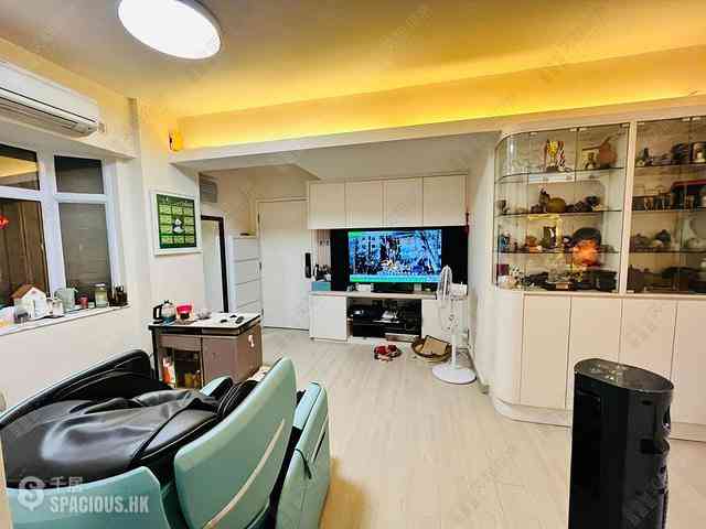 Wan Chai - Man On House 01