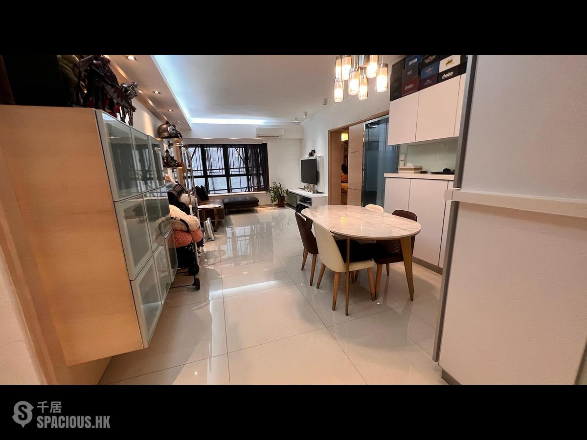 Mid Levels Central - Elegant Terrace 01