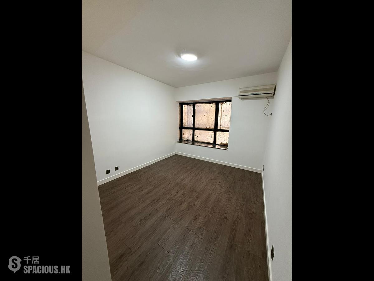 Mid Levels Central - Elegant Terrace 01