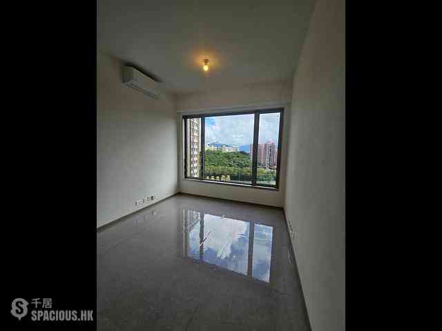 Gold Coast / So Kwun Wat - Grand Jeté 01