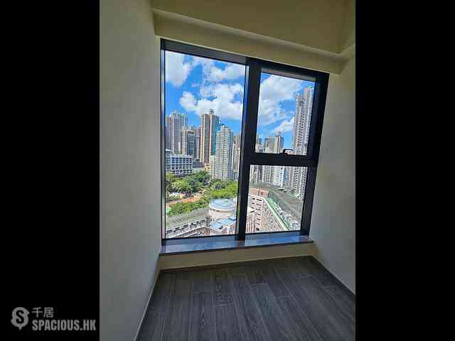 Sai Ying Pun - The Queens 01