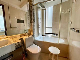 Wan Chai - The Avenue Phase 2 Block 2 09