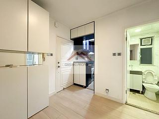 Mid Levels Central - Windsor Court 03