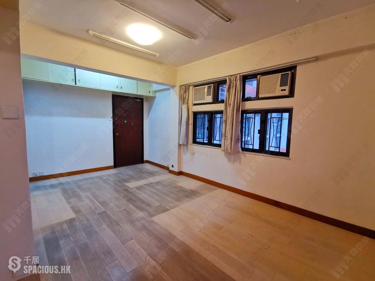 Wan Chai - Man On House 01