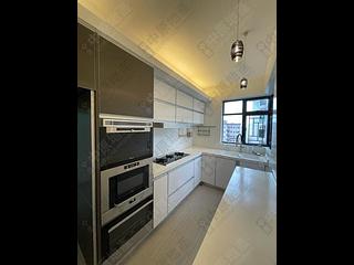 Mid Levels Central - Elegant Terrace Block 2 03