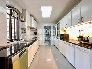 Causeway Bay - Fontana Gardens Block 22-25 04