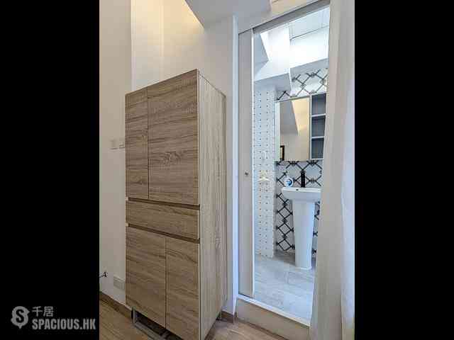 Sheung Wan - 242-244A, Queen's Road Central 04
