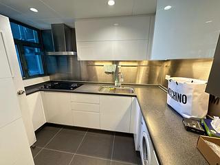 Mid Levels West - 80 Robinson Road 12