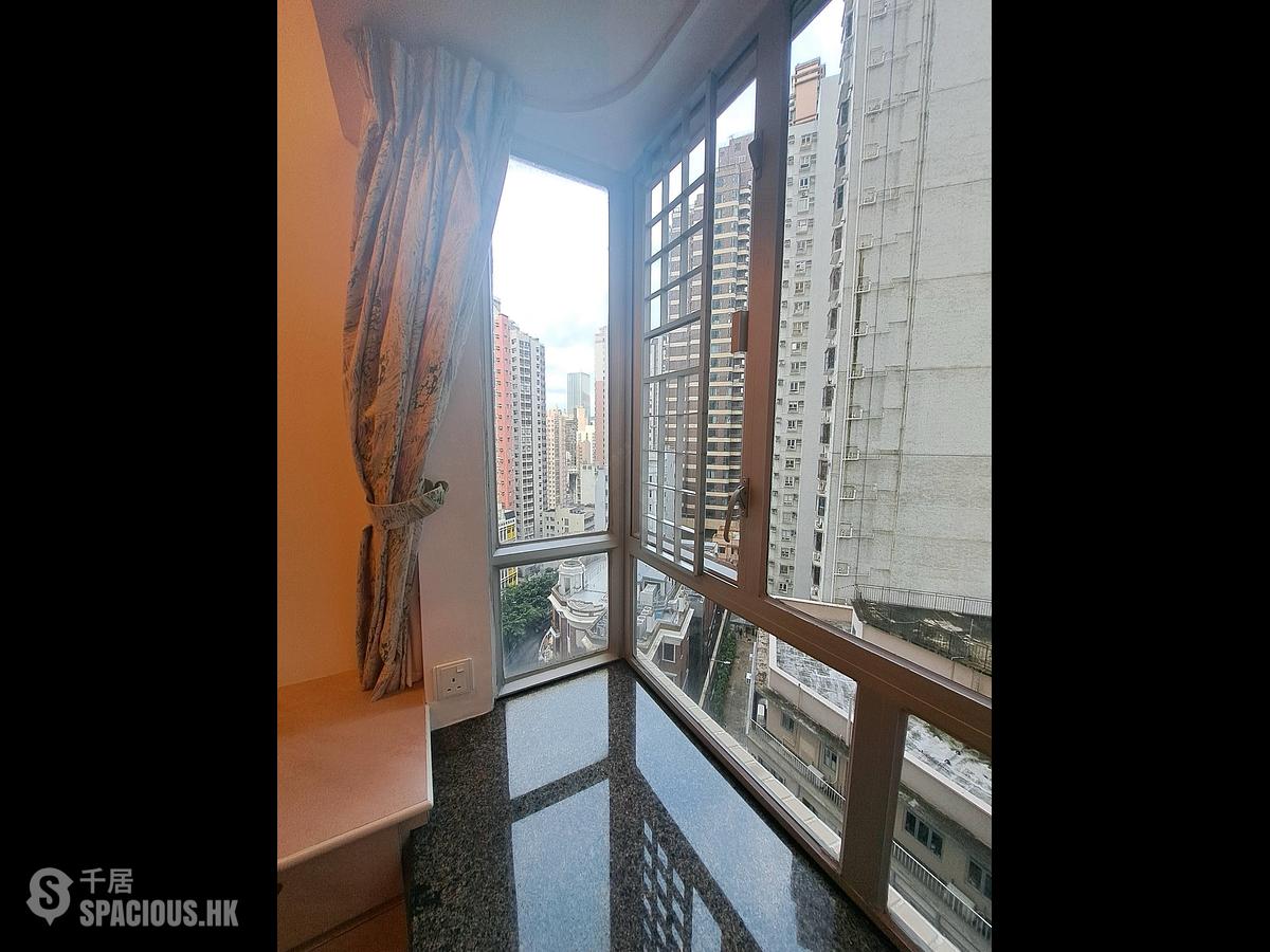 Mid Levels Central - Windsor Court 01
