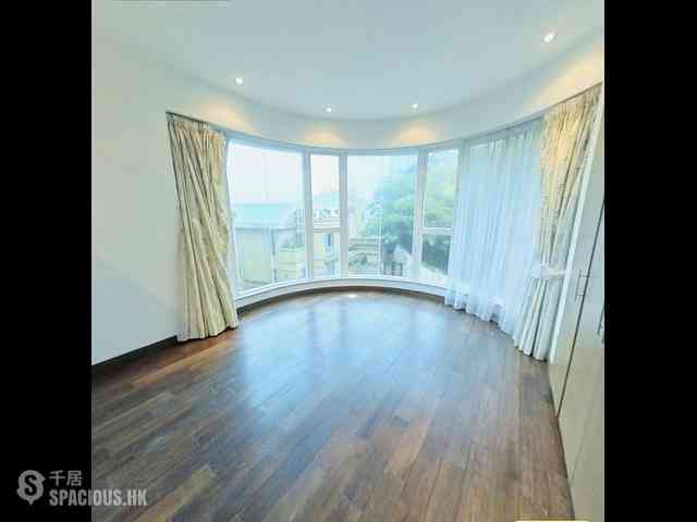 Pok Fu Lam - Villas Sorrento 04