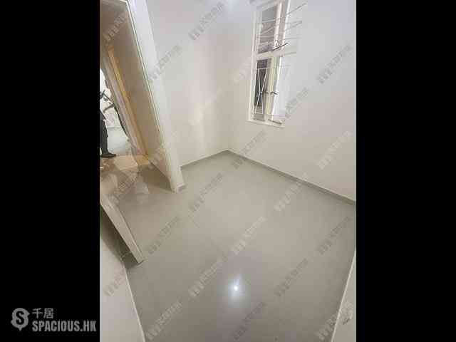 Tsuen Wan - Luk Yeung Sun Chuen Block P 03