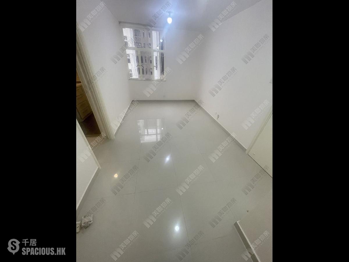 Tsuen Wan - Luk Yeung Sun Chuen Block J 01