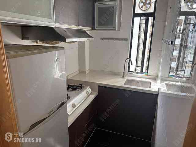 Tsuen Wan - Luk Yeung Sun Chuen Block D 07