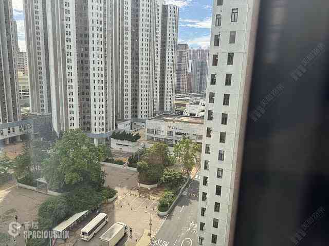 Tsuen Wan - Luk Yeung Sun Chuen Block D 08