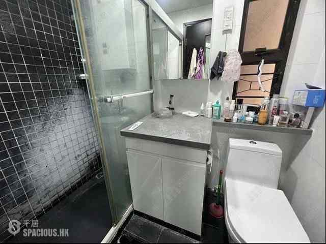Tsuen Wan - Luk Yeung Sun Chuen Block A 03
