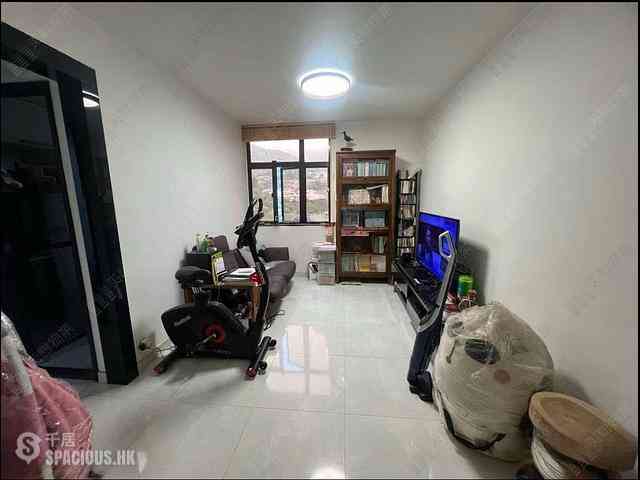 Tsuen Wan - Luk Yeung Sun Chuen Block A 05