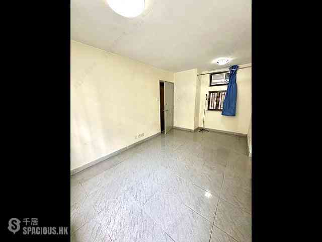 Tsuen Wan - Luk Yeung Sun Chuen Block D 01