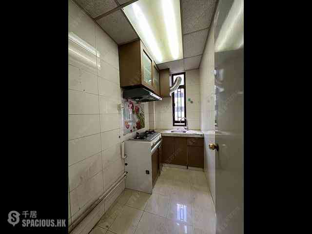 Tsuen Wan - Luk Yeung Sun Chuen Block D 04