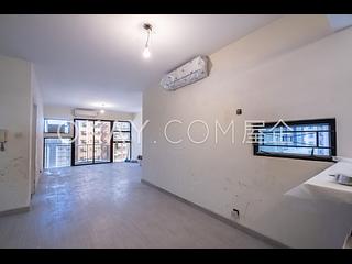 Mid Levels Central - Elegant Terrace 02