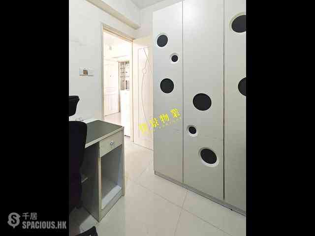 Shek Tong Tsui - King's Building 05